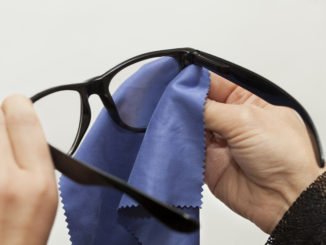 Brille wird mit einem Brillenputzuch gereinigt