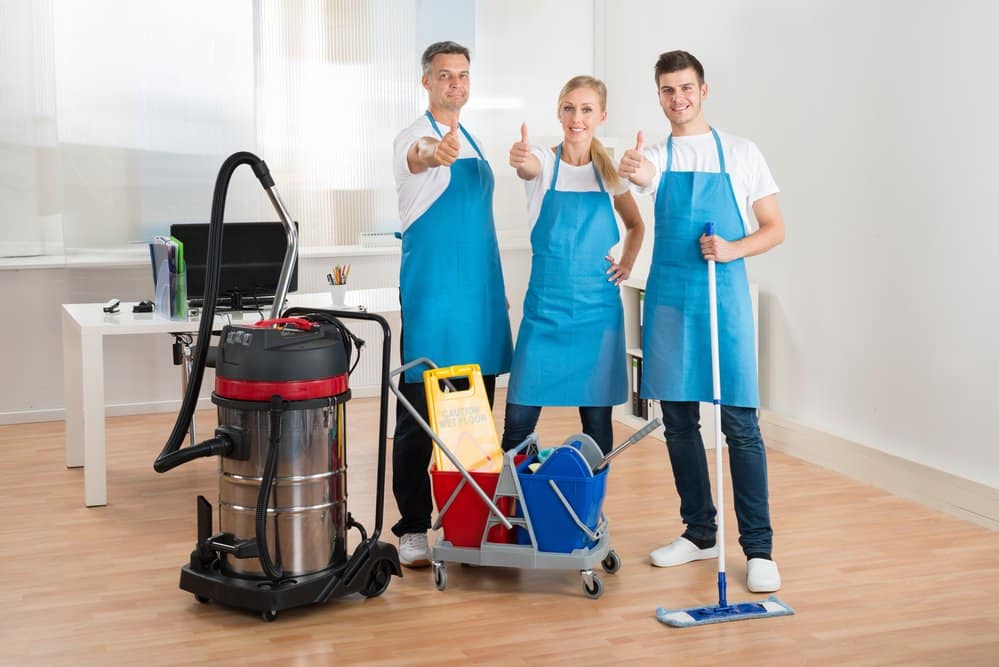 Reinigungskräfte mit einem Industriesauger
