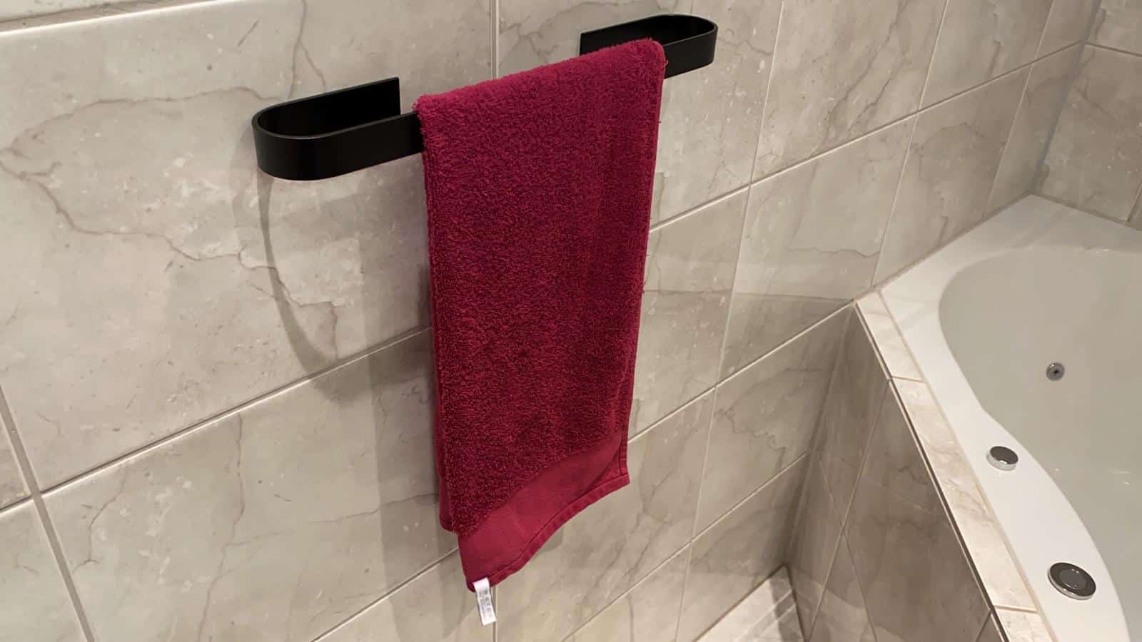 Schwarzer Handtuchhalter im Bad zum Kleben