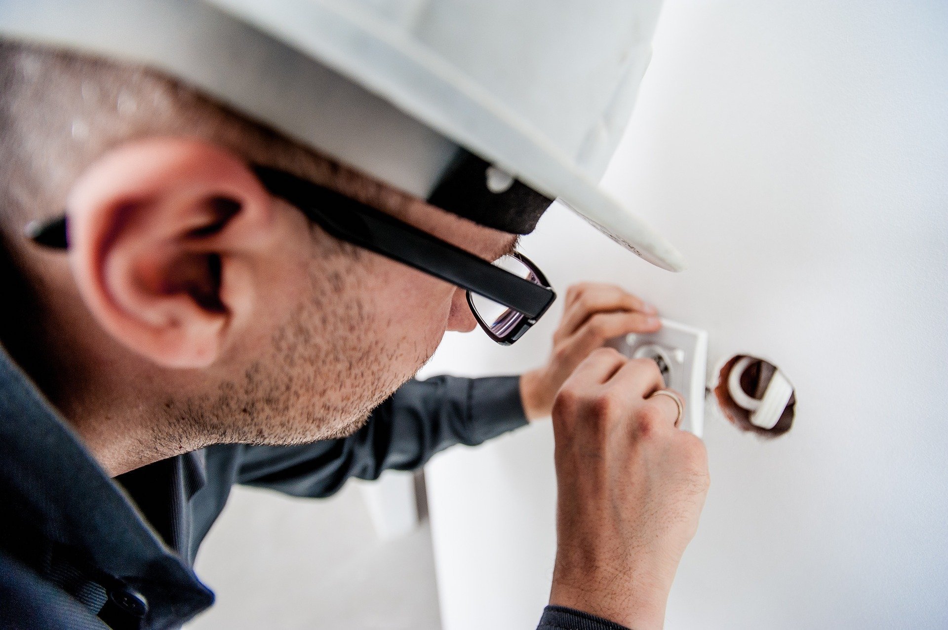 Ein Schutzhelm für das Arbeiten mit Elektrik