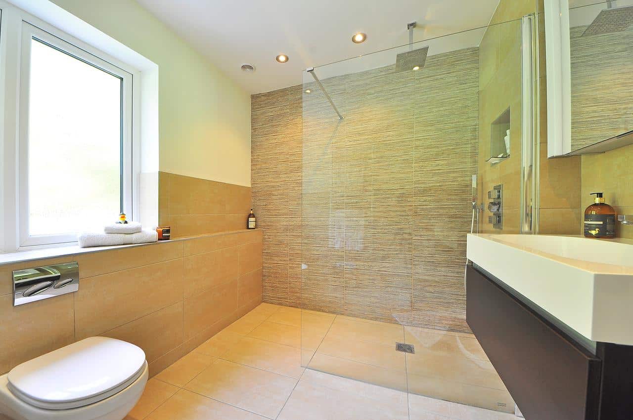 Ebenerdige Dusche mit Glaswand und Sitzmöglichkeit