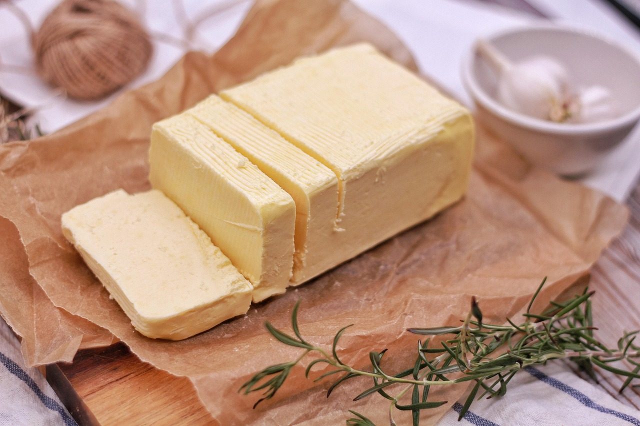 In Scheiben geschnittener Butterblock auf Papier