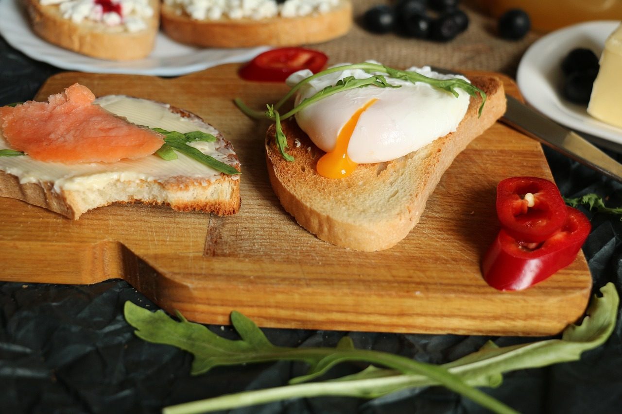 Pochiertes Ei mit Rucola auf geröstetem Brot