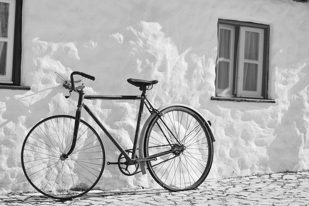 Fahrrad lehnt an einer weißen Hauswand