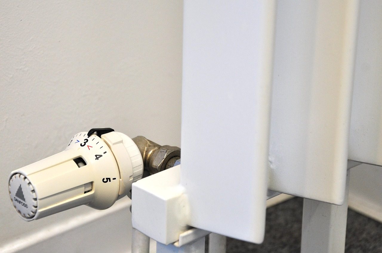 Thermostatkopf seitlich an einem weißen Heizkörper