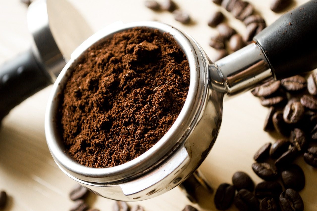 Siebträger voller Kaffeepulver
