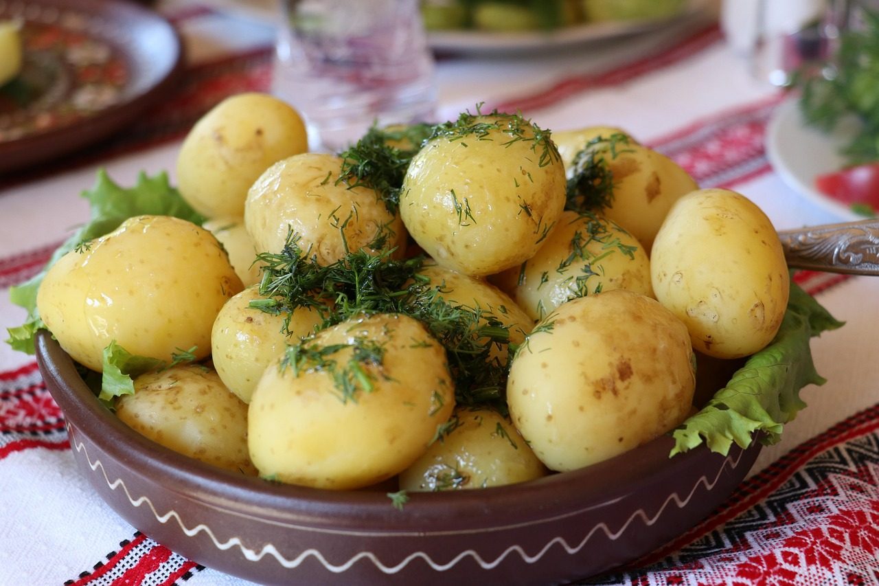 Gekochte Kartoffeln mit Dill in einer Tonschale