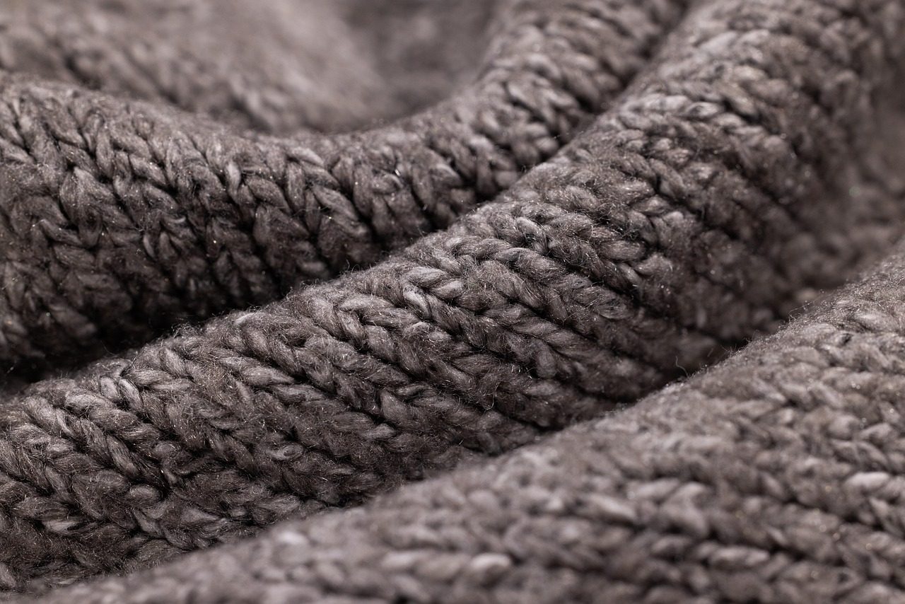 Nahaufnahme eines grob gestrickten braunen Wollpullovers