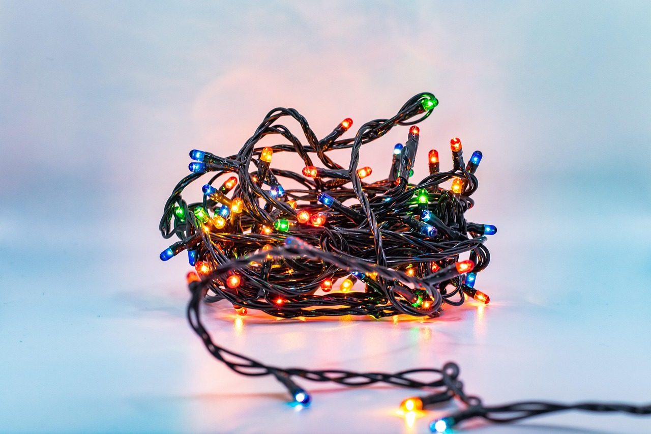 Bunte Lichterkette auf einem Tisch