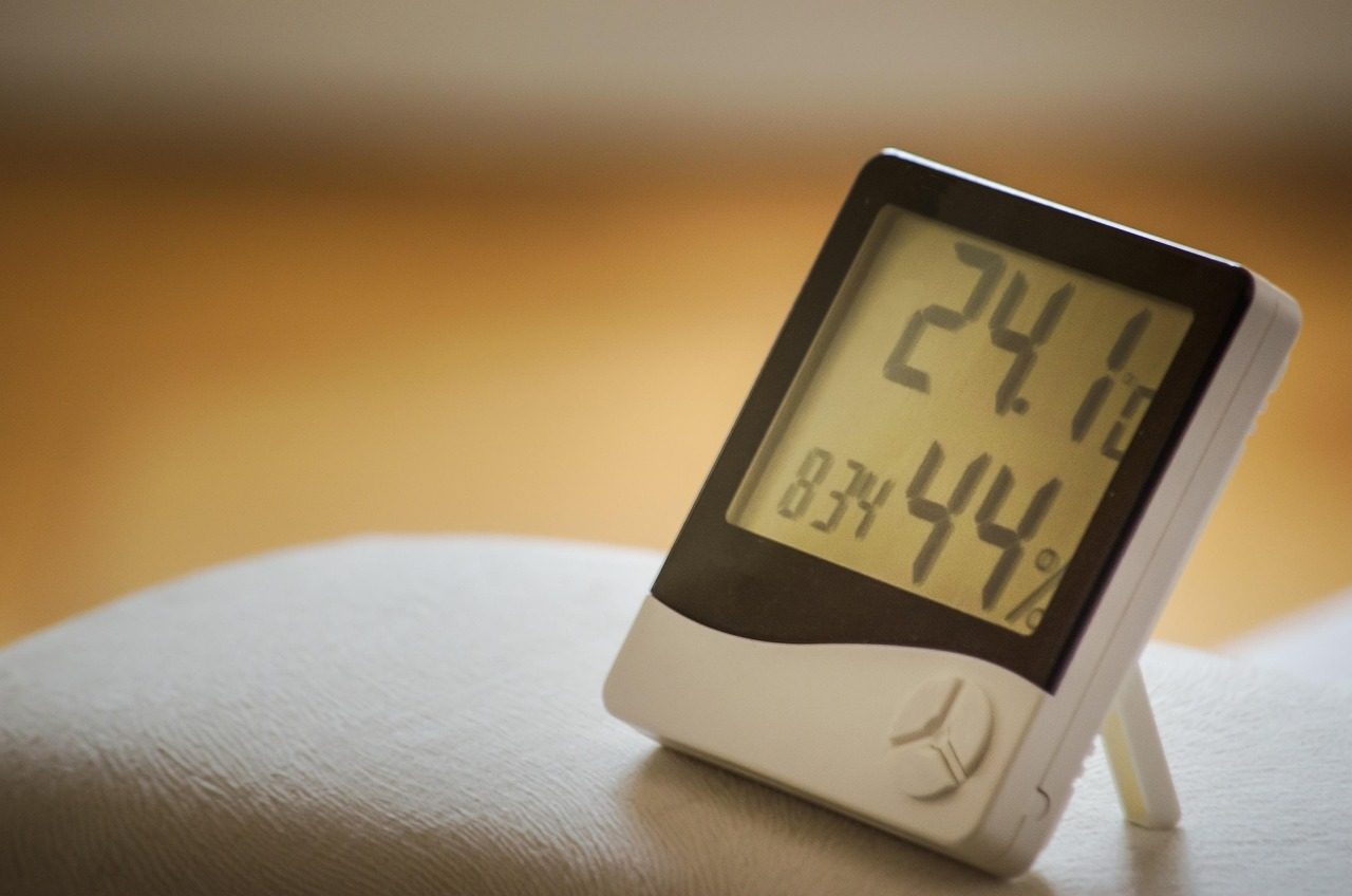 Digitales Thermo-Hygrometer zeigt 24,1 Grad und 44 Prozent Luftfeuchte