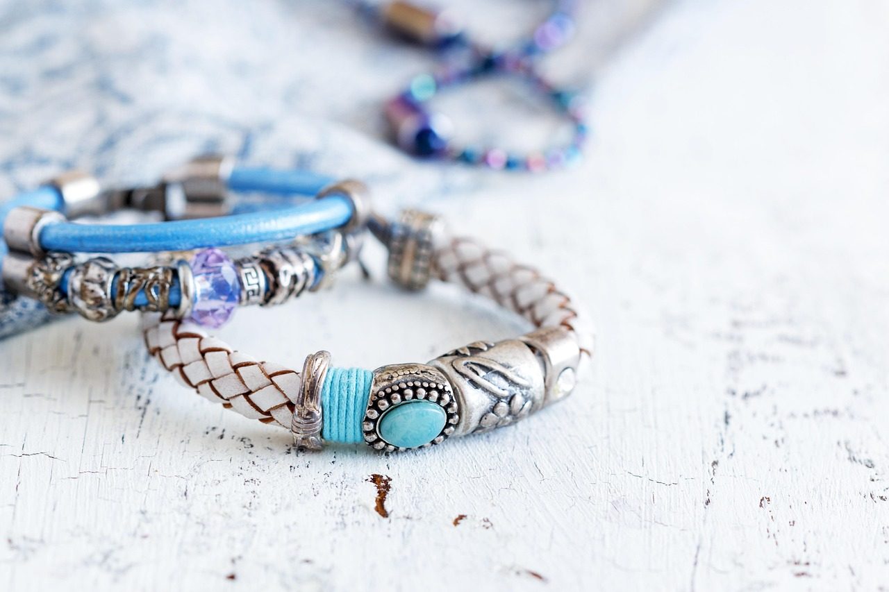 Armbänder aus Leder mit Metallperlen und türkisfarbenem Stein