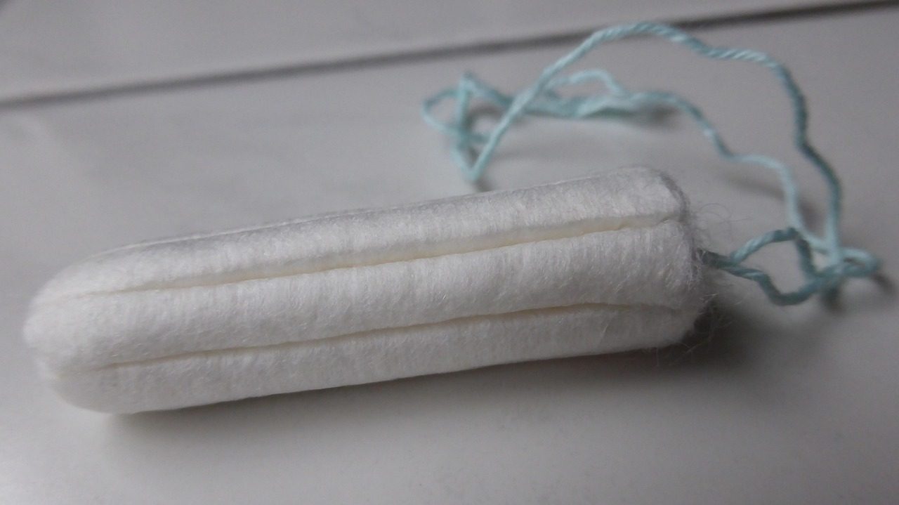 Einzelner Tampon mit Rückholband in Nahaufnahme