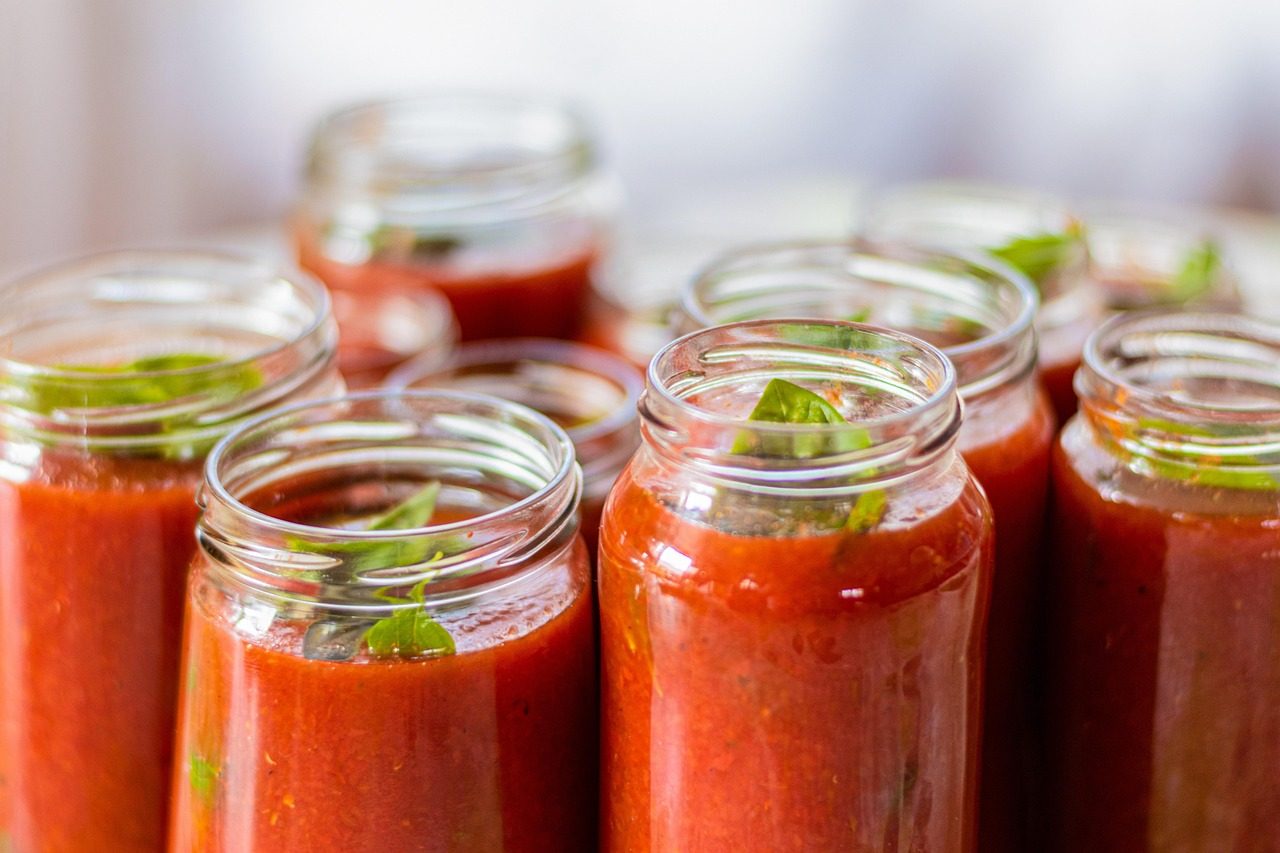 Mehrere offene Gläser mit roter Tomatensoße