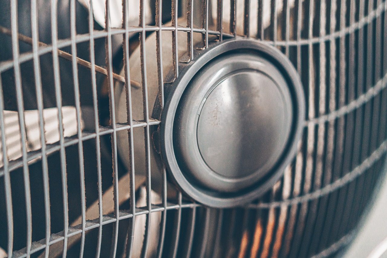 Schutzgitter eines Ventilators in Nahaufnahme