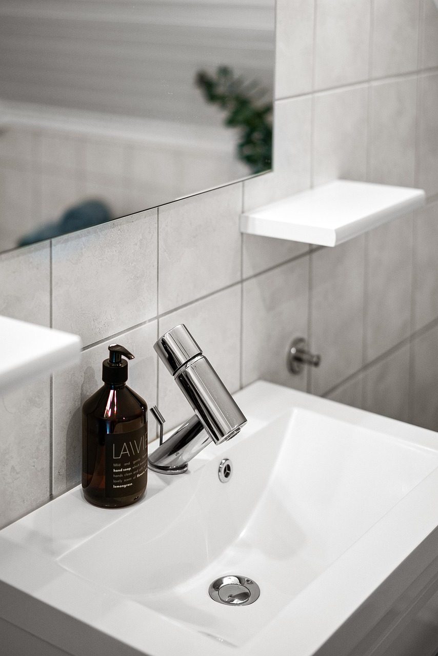 Kleines Waschbecken mit Armatur