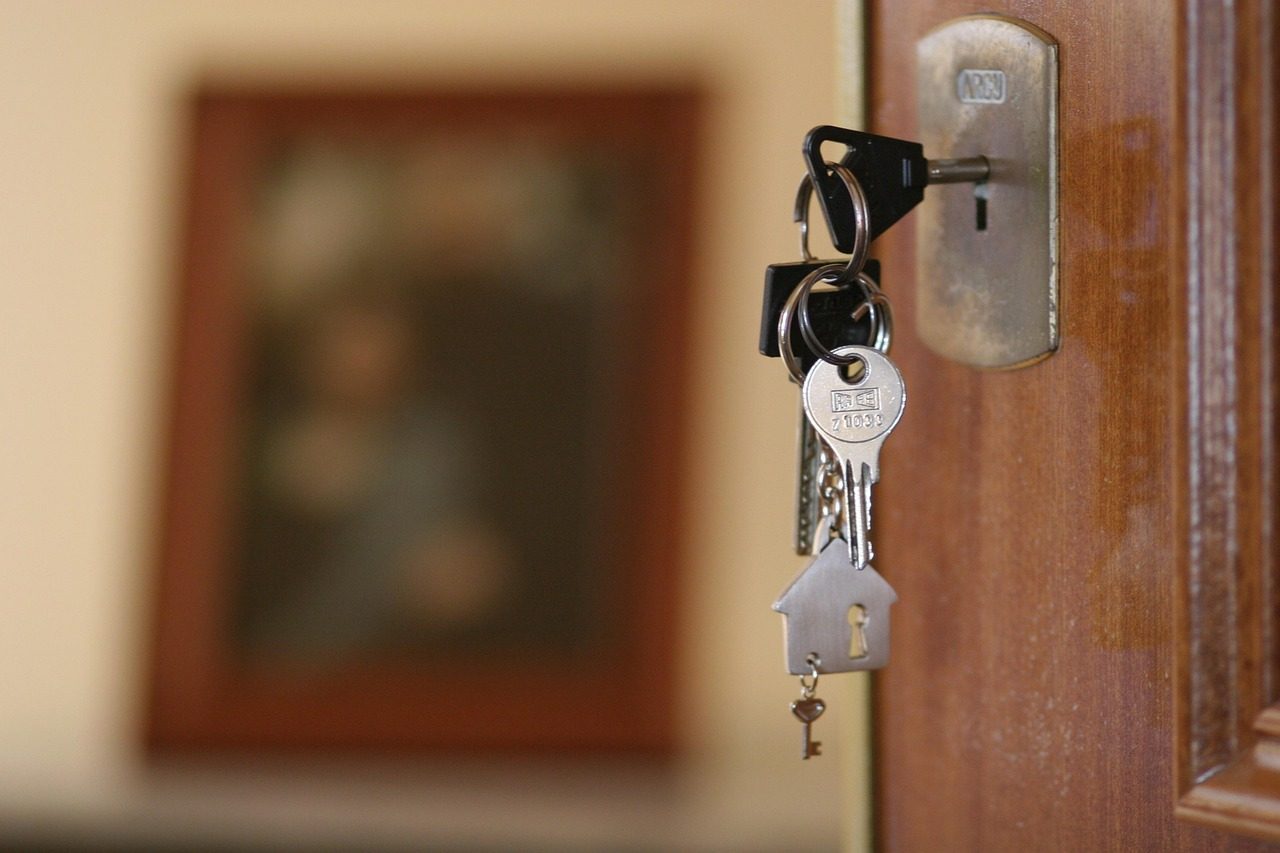 Schlüsselbund steckt im Schloss einer Wohnungstür